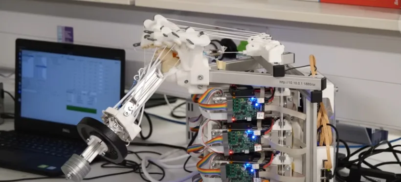 Un umăr robotic