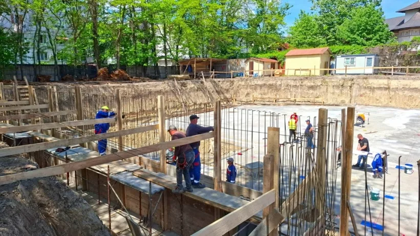 Pregătiri pentru turnarea fundației noului Centru Integrat de Îngrijiri Paliative din Galați