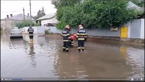 Tavanul unei clădiri a spitalului din Tecuci, afectat de ploile torențiale