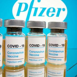 O tranșă de 500.000 de vaccinuri Pfizer, care ar fi trebuit să ajungă în țară în această dimineață, întârzie