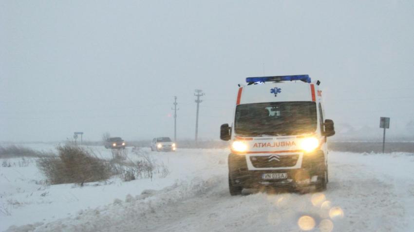 Ambulanță din Galați, blocată temporar de zăpadă