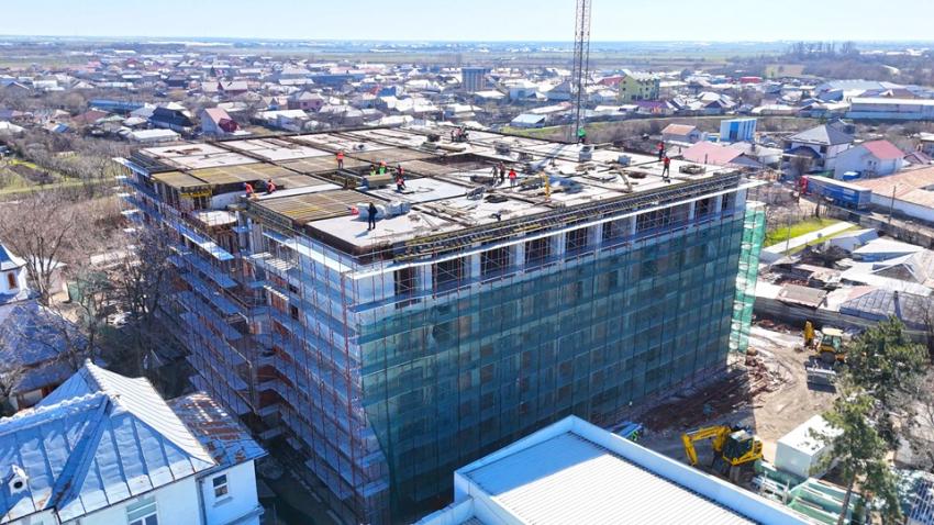 A început turnarea structurii ultimului etaj al noului spital din Tecuci